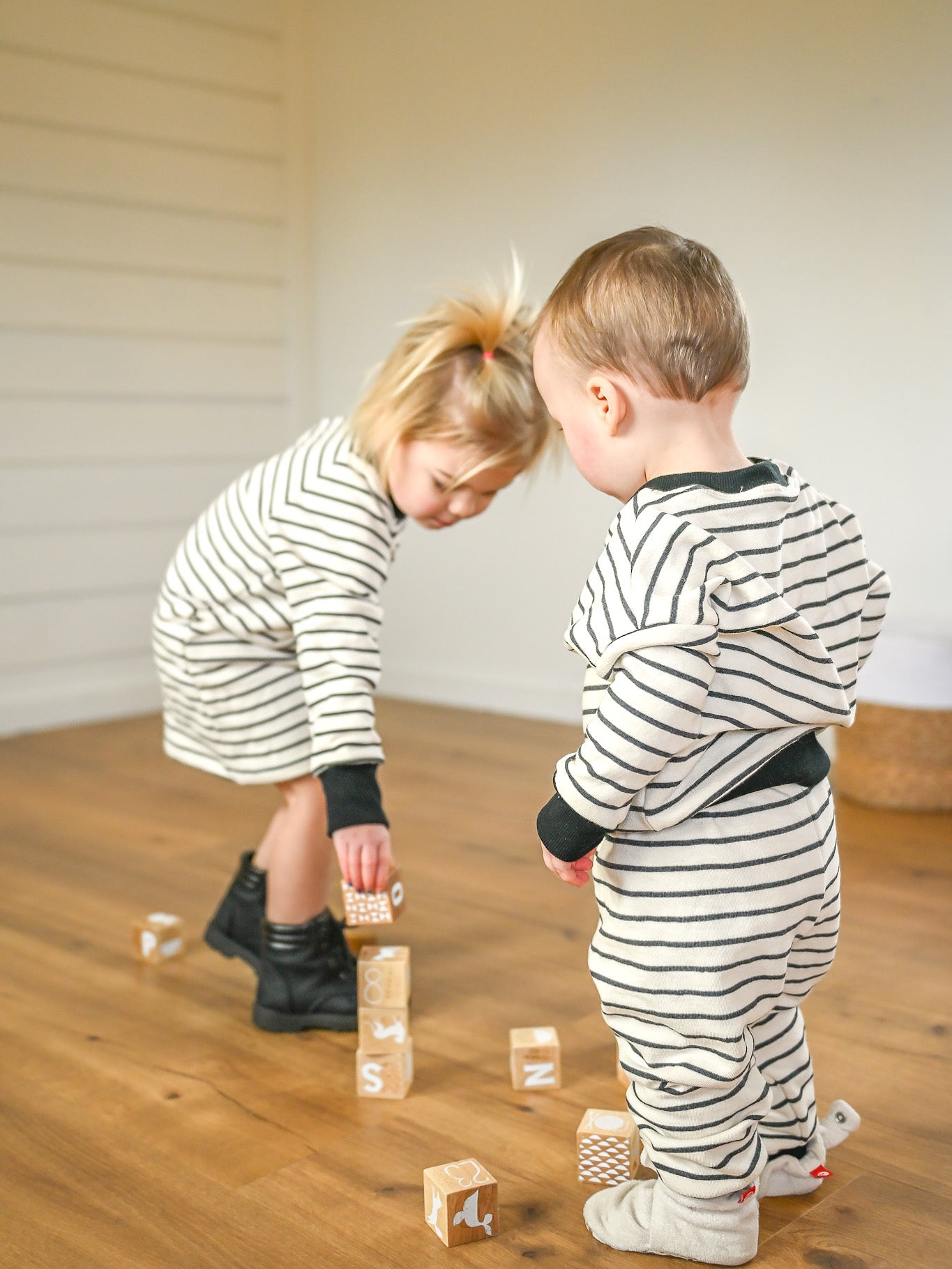 Capsule set of Cream and black thick sweatsuit